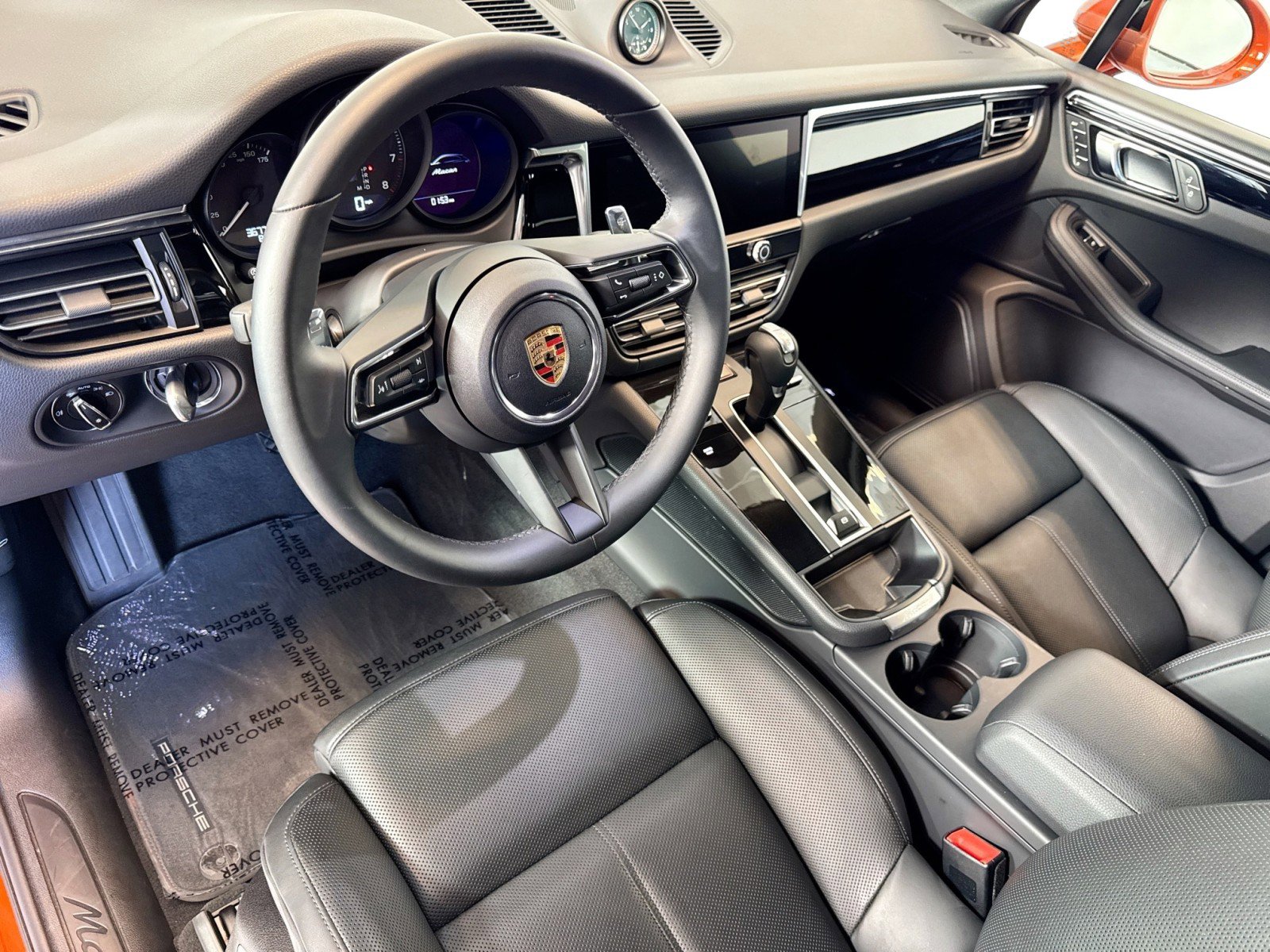 Certified 2025 Porsche Macan AWD/4WD image 4