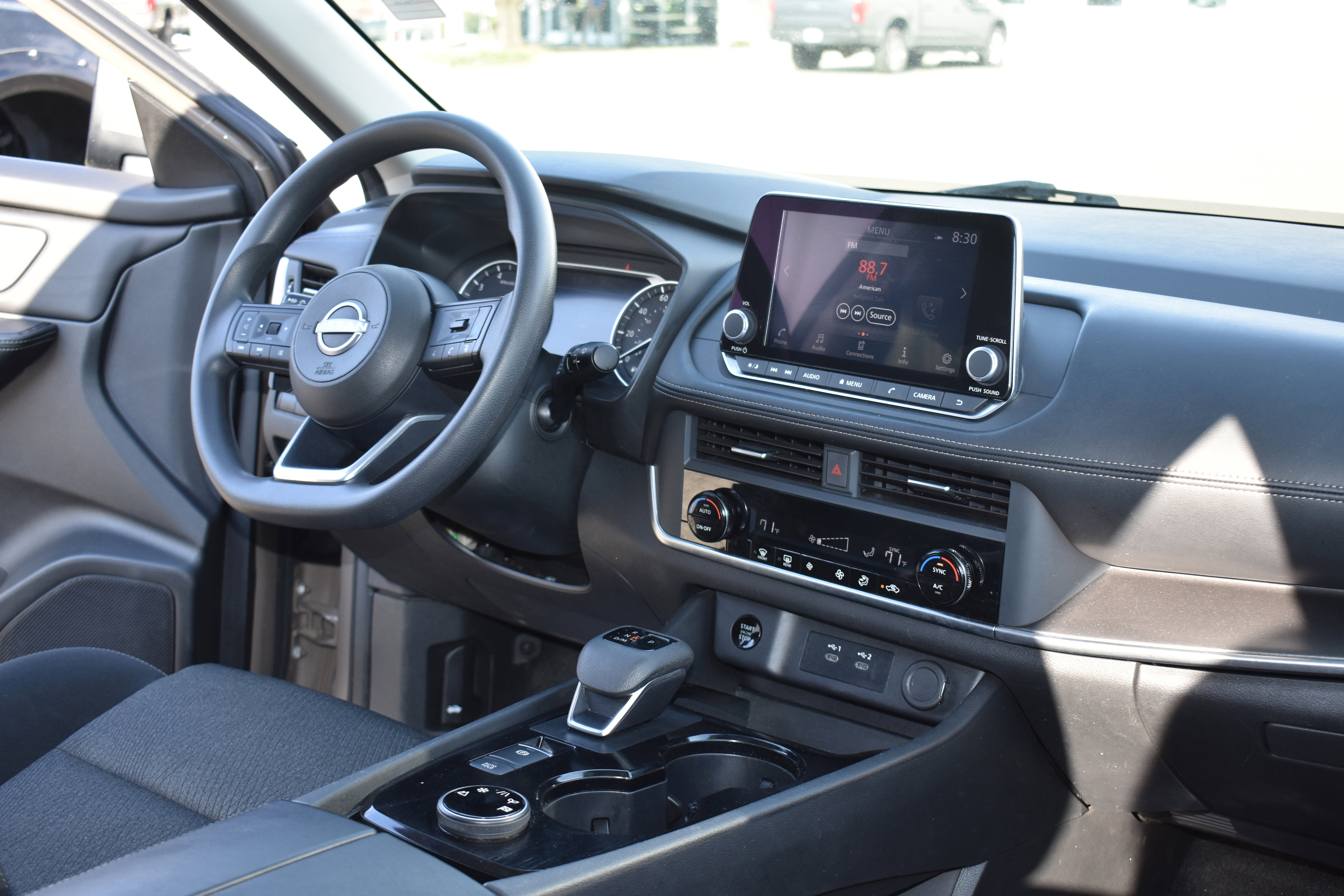 Used 2024 Nissan Rogue SV image 31