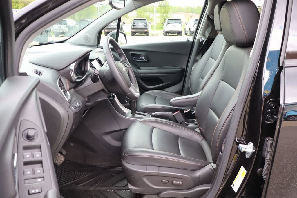 Used 2022 Chevrolet Trax LT w/ Premium Seat Package AWD/4WD image 9