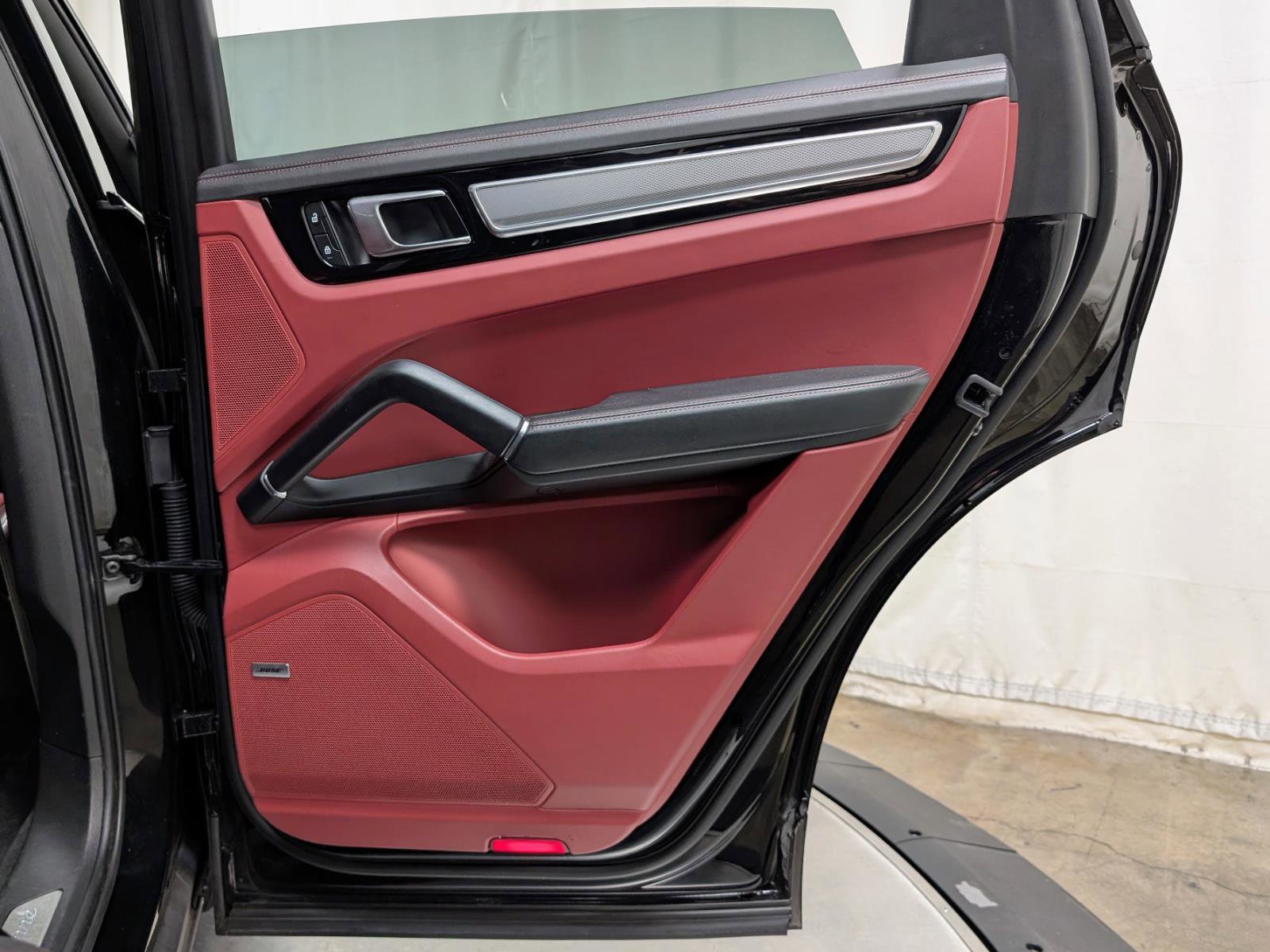 Used 2023 Porsche Cayenne Platinum Edition image 24