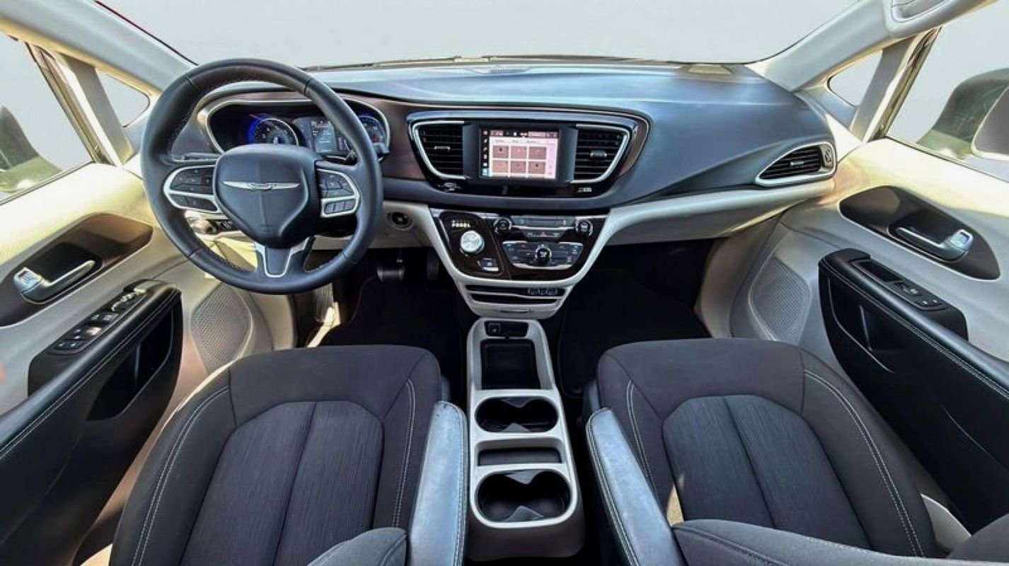 Used 2022 Chrysler Voyager LX image 9