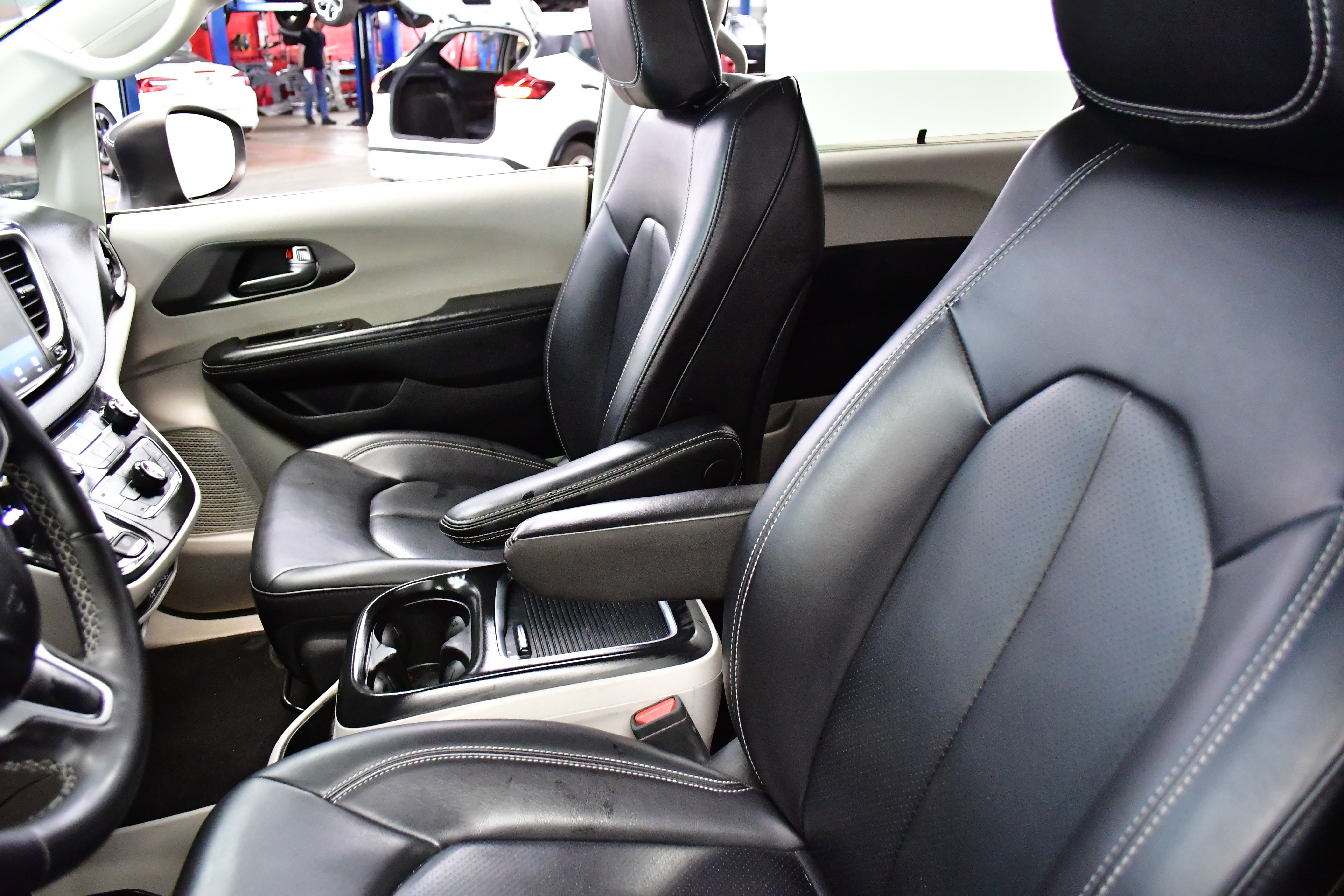 Used 2023 Chrysler Pacifica Touring-L FWD image 10