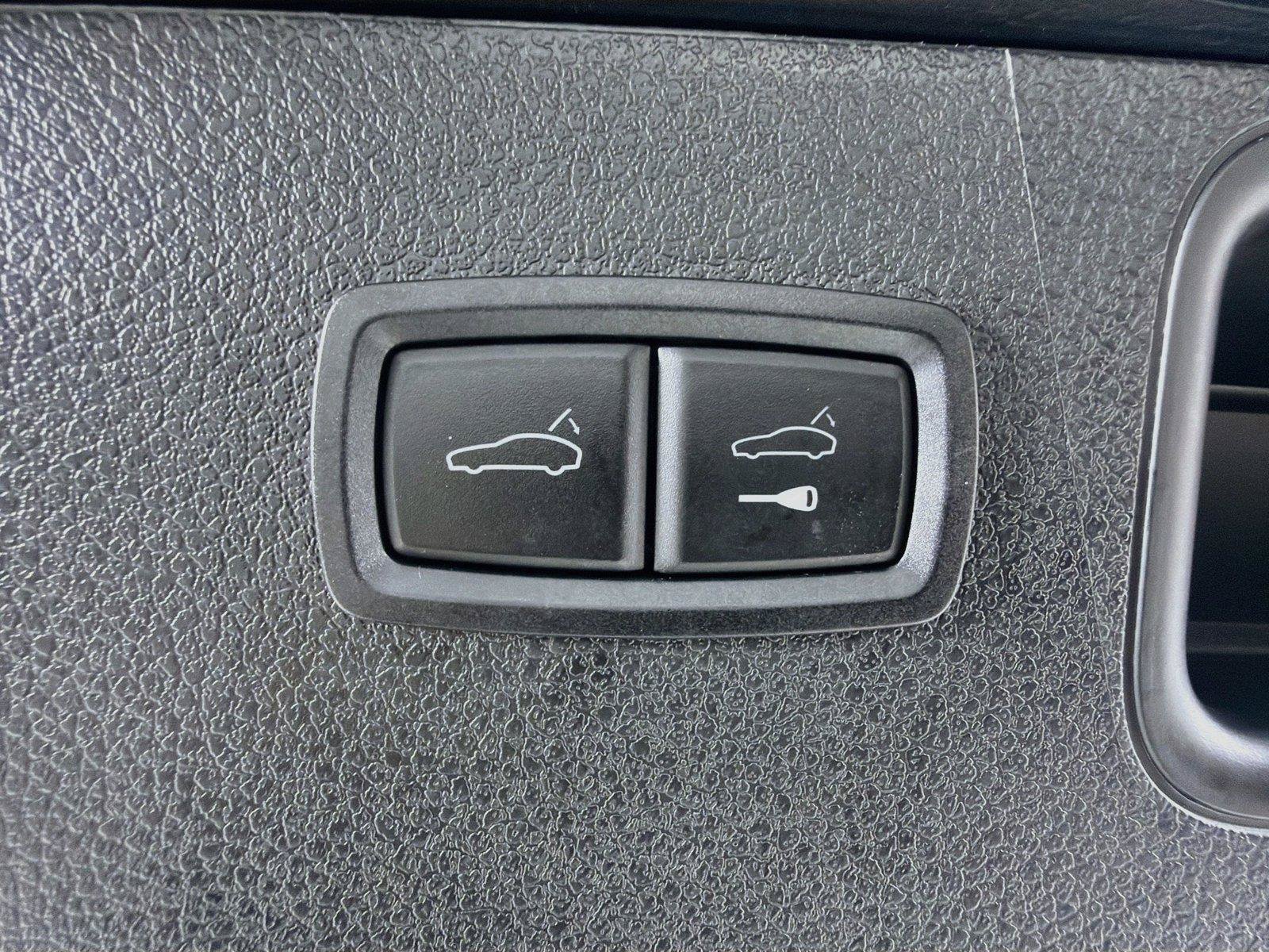 Certified 2024 Porsche Macan AWD/4WD image 26