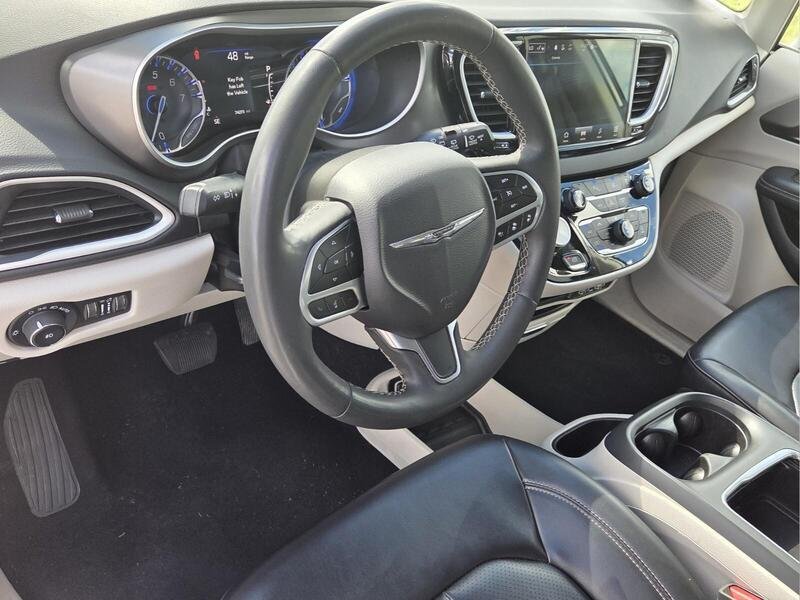 Used 2023 Chrysler Pacifica Touring-L FWD image 11
