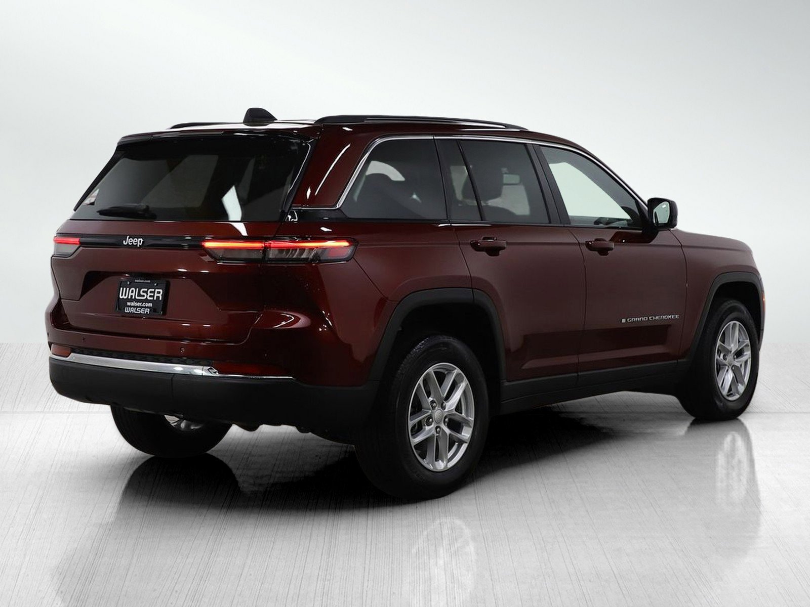 Used 2023 Jeep Grand Cherokee Laredo w/ Luxury Tech Group I image 5