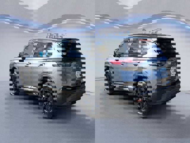 Used 2023 Nissan Rogue SV image 3