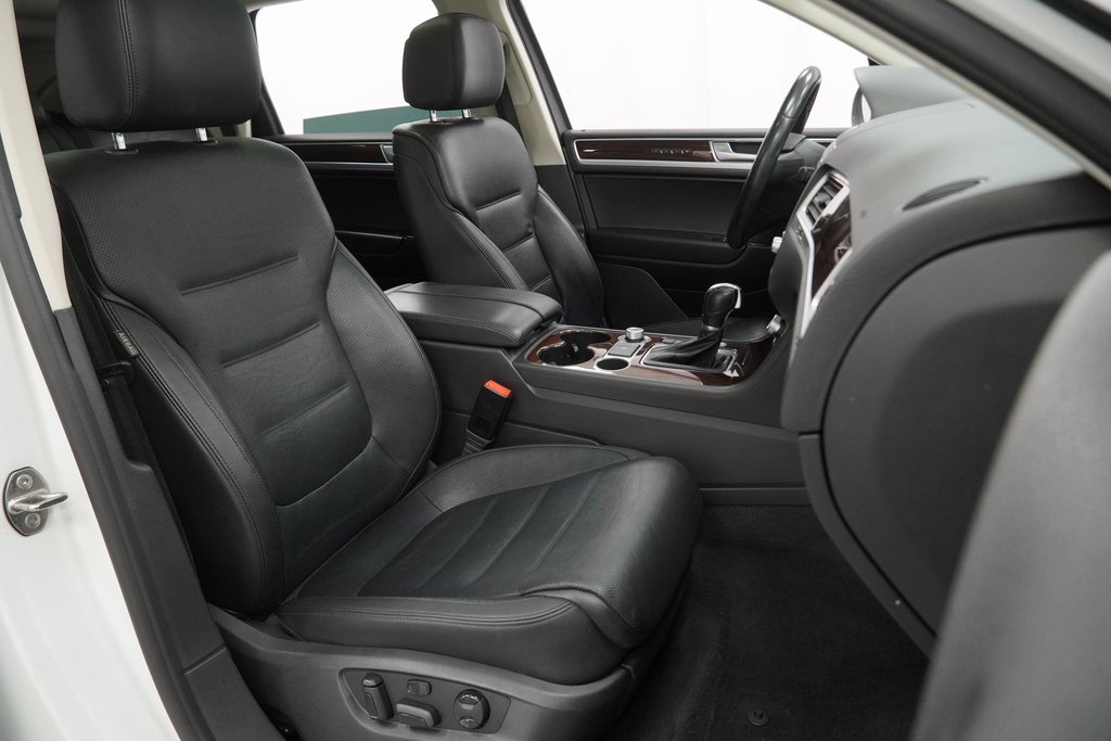 Used 2016 Volkswagen Touareg VR6 image 48