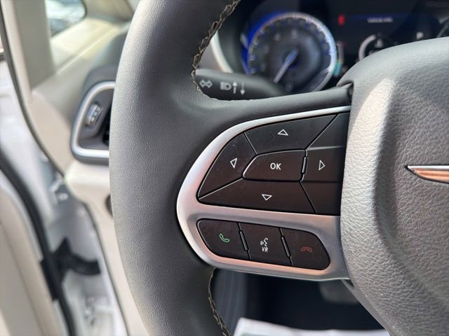 Used 2024 Chrysler Pacifica Touring-L image 32