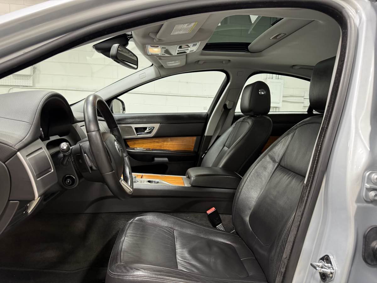 Used 2010 Jaguar XF Luxury image 14