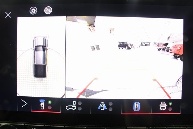 Used 2025 GMC Canyon Denali image 3