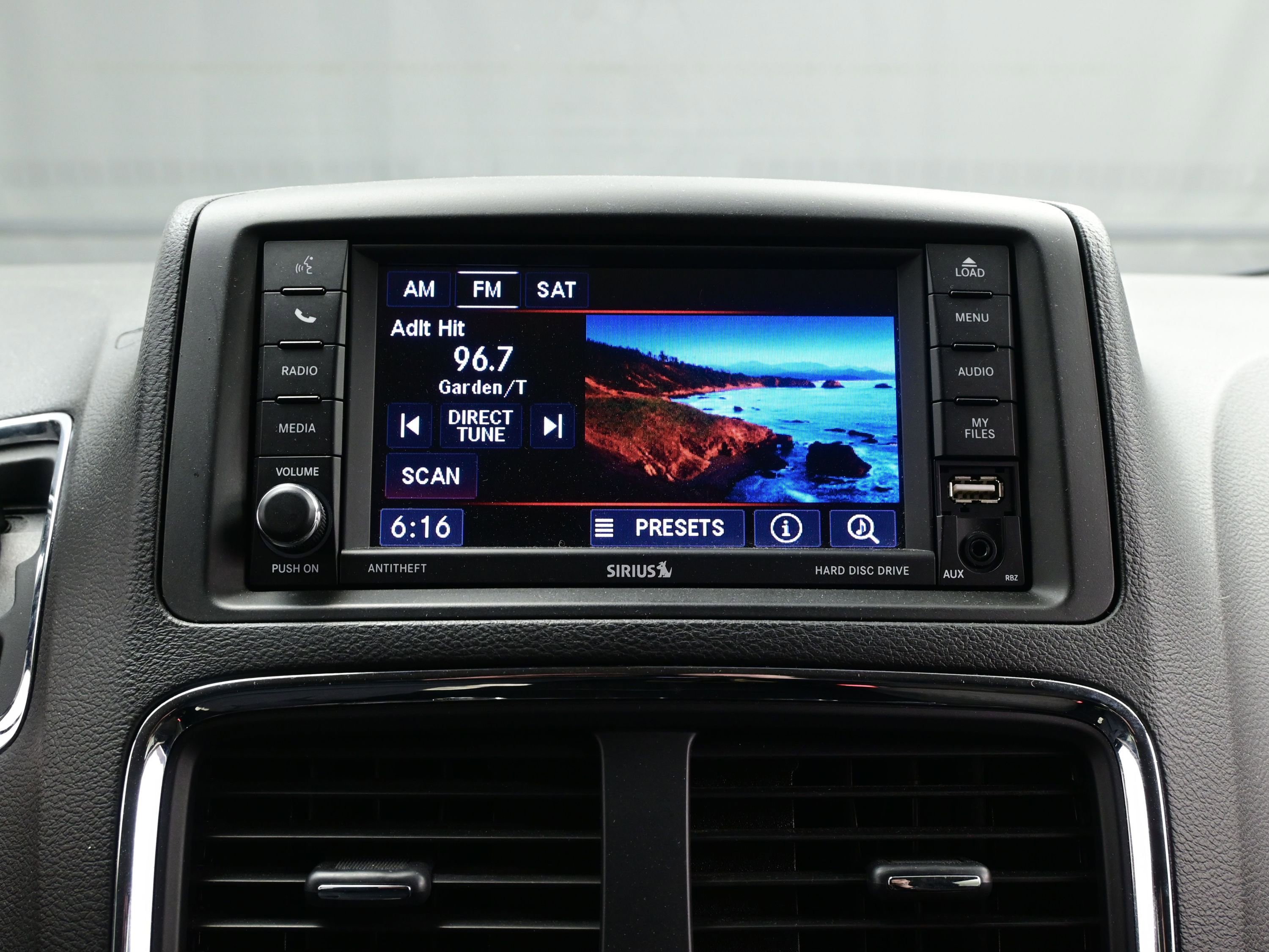 Used 2018 Dodge Grand Caravan SE w/ UConnect Hands-Free Group image 19