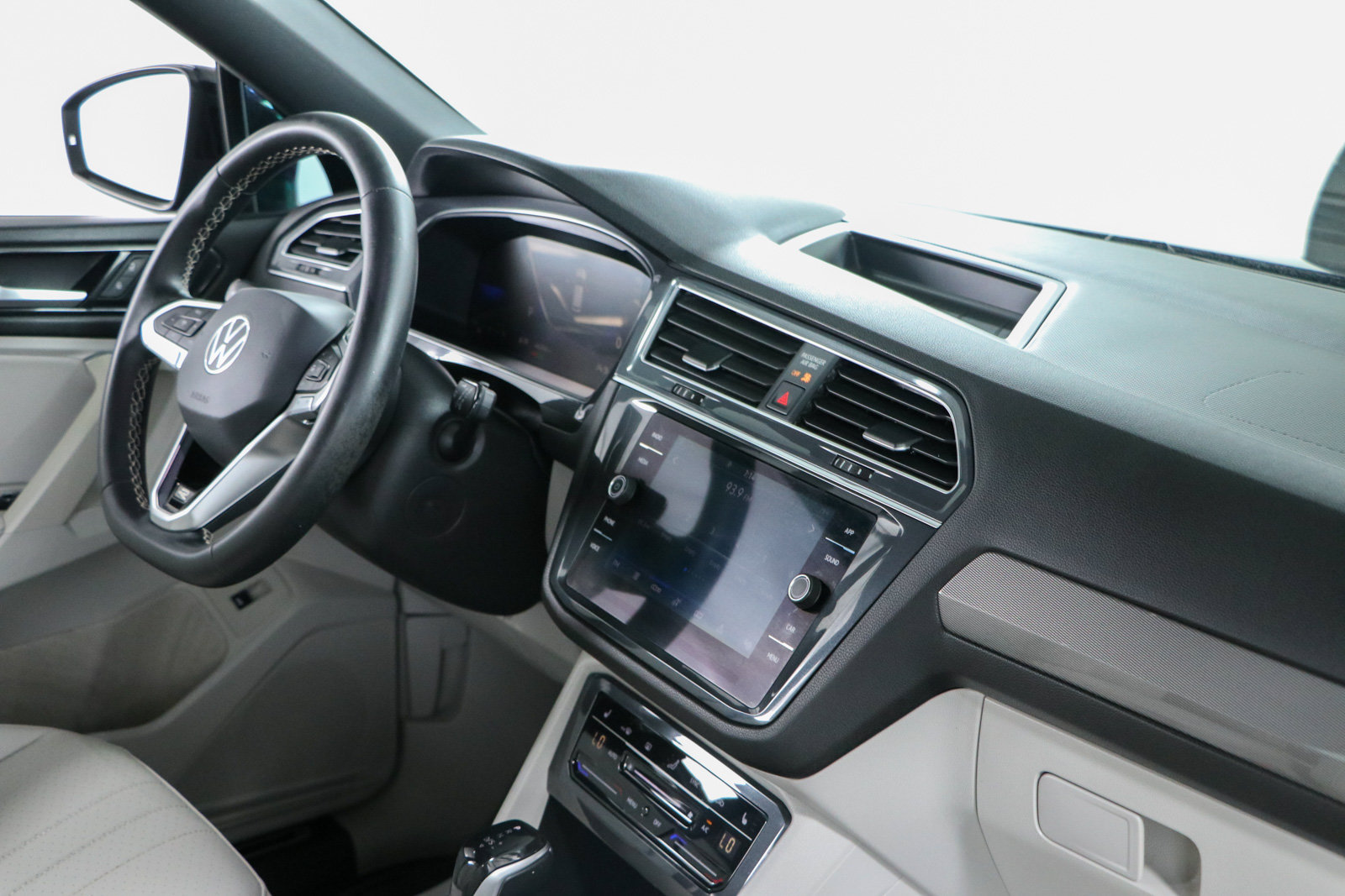 Used 2023 Volkswagen Tiguan SE R-Line FWD image 27