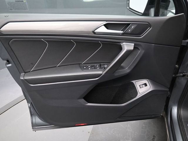 Used 2022 Volkswagen Tiguan SE R-Line image 11
