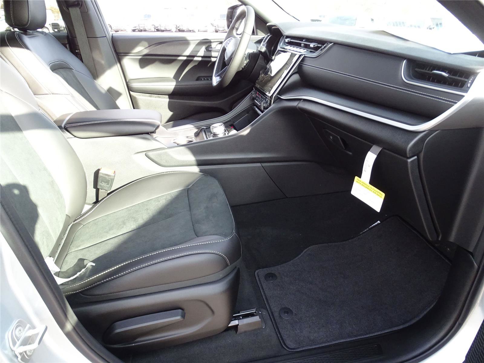 Used 2025 Jeep Grand Cherokee L Altitude image 6