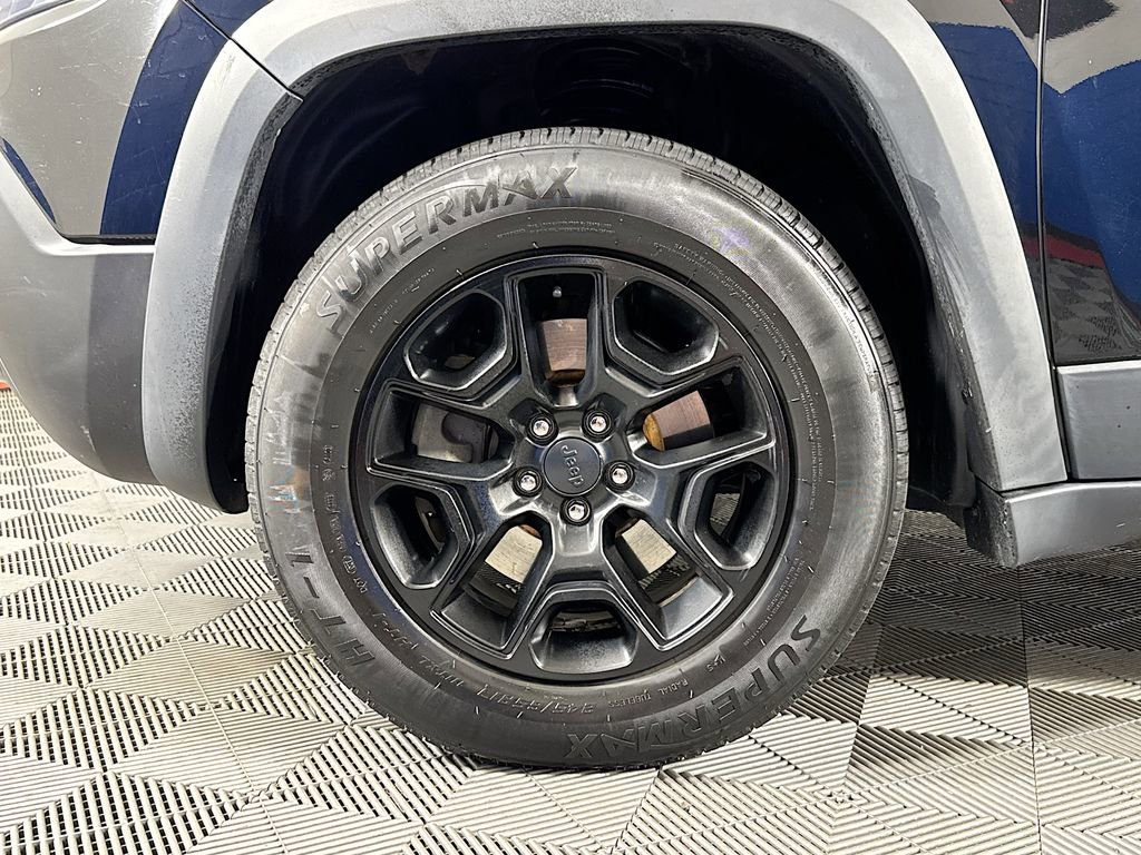 Used 2019 Jeep Cherokee Trailhawk w/ Comfort/Convenience Group AWD/4WD image 30
