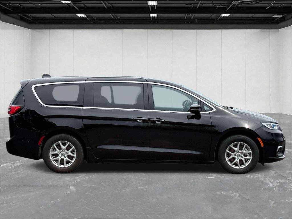 Used 2025 Chrysler Pacifica Select FWD image 4