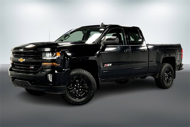 Used 2018 Chevrolet Silverado 1500 LT w/ Midnight Edition image 3