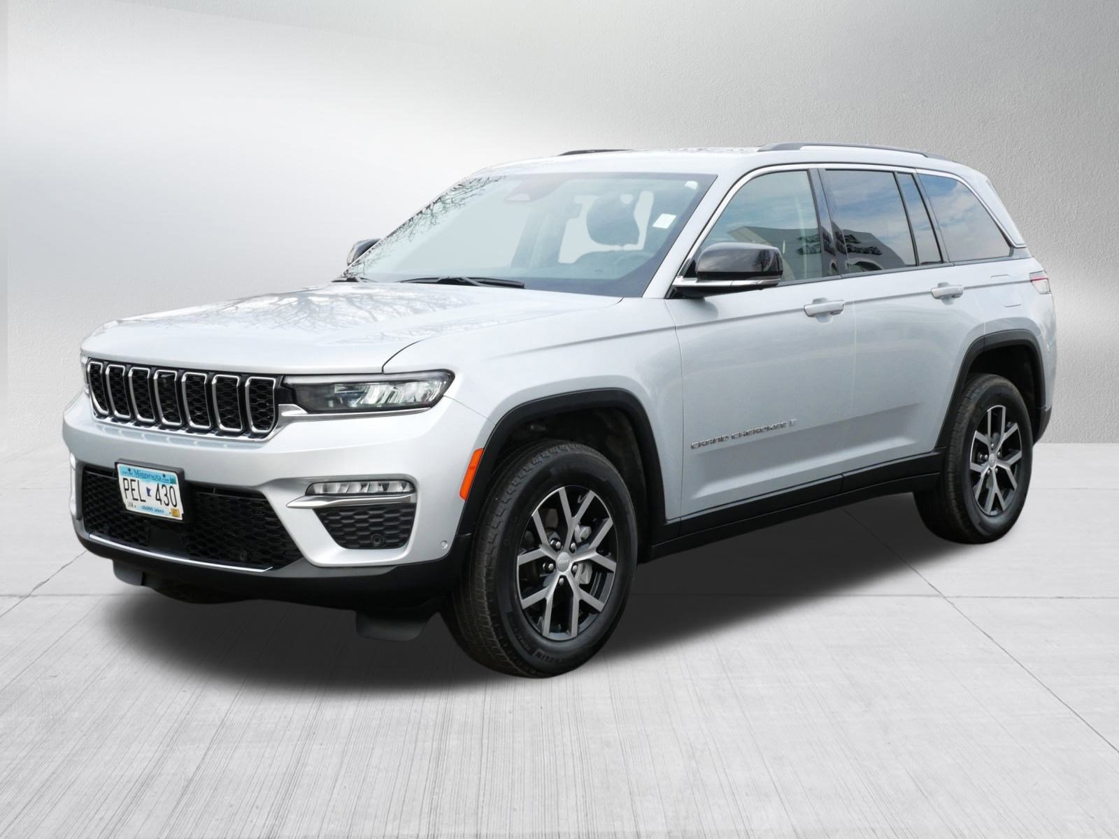 Used 2023 Jeep Grand Cherokee Limited w/ Luxury Tech Group II image 3