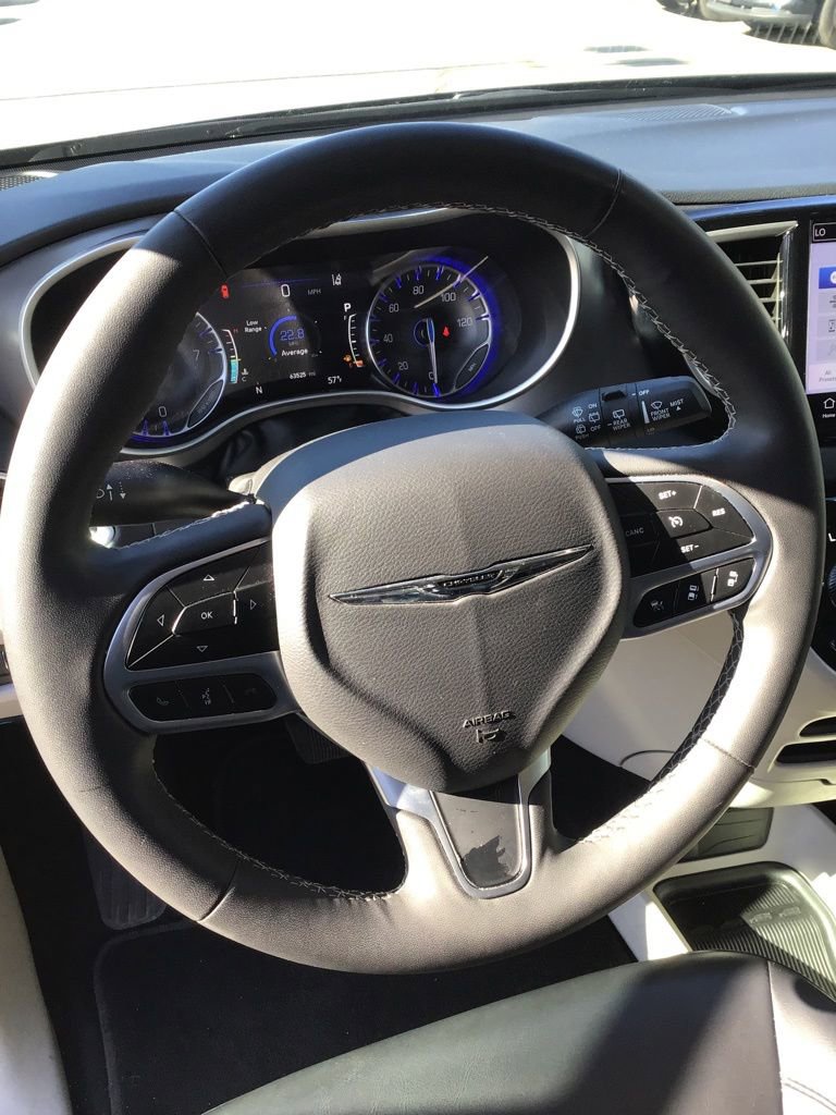 Used 2023 Chrysler Pacifica Touring-L image 8