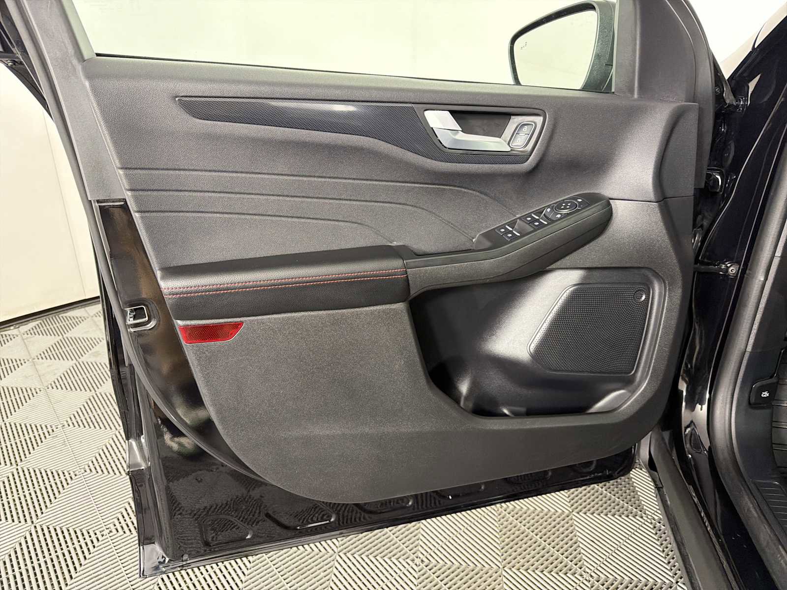 Used 2025 Ford Escape ST-Line image 16