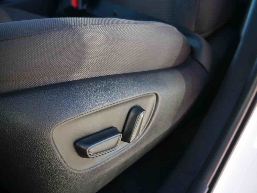 Used 2024 Toyota Highlander LE image 28