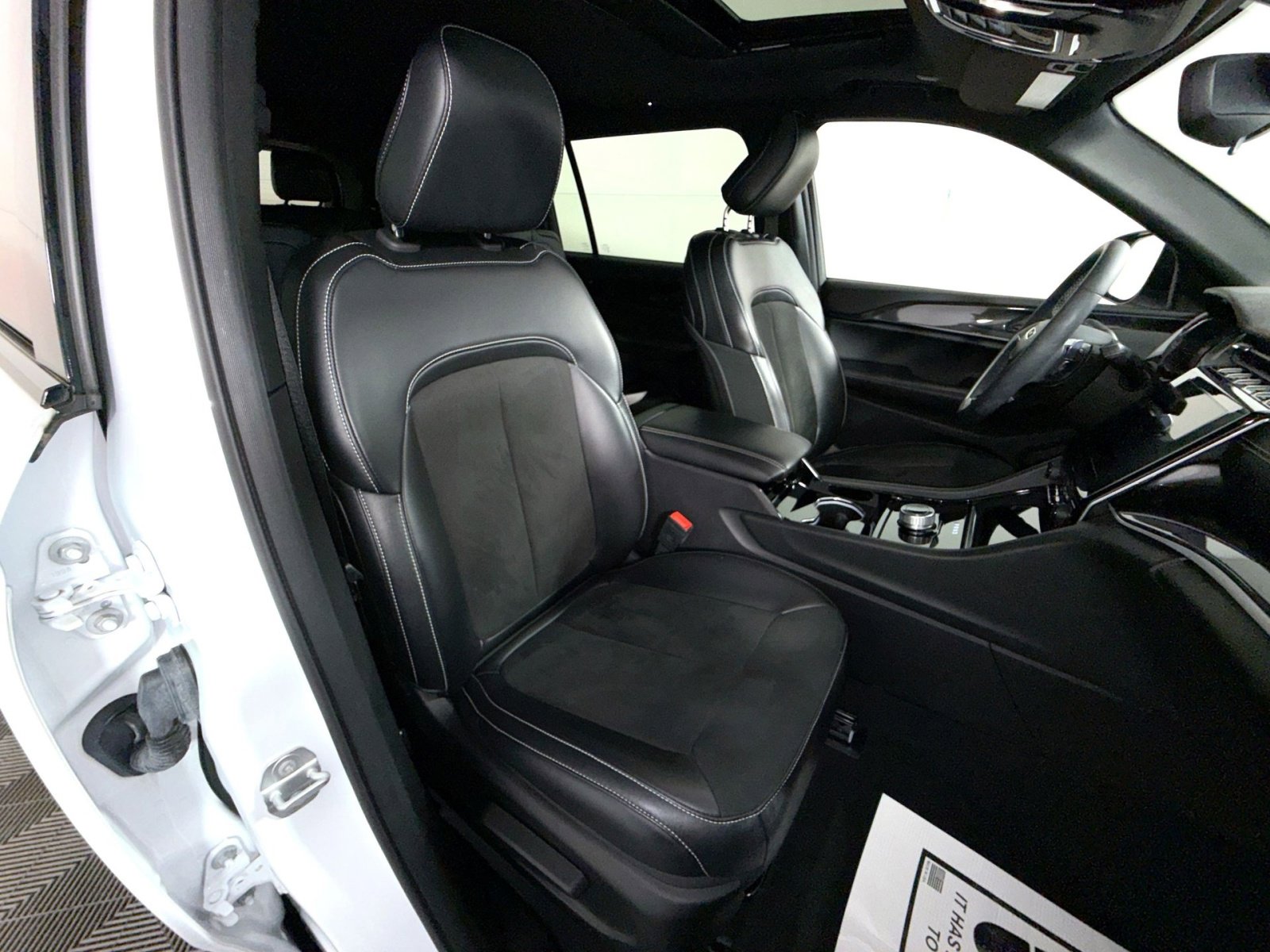 Used 2023 Jeep Grand Cherokee L Laredo AWD/4WD image 27