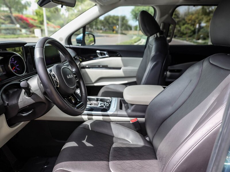 Used 2024 Kia Carnival EX FWD image 25