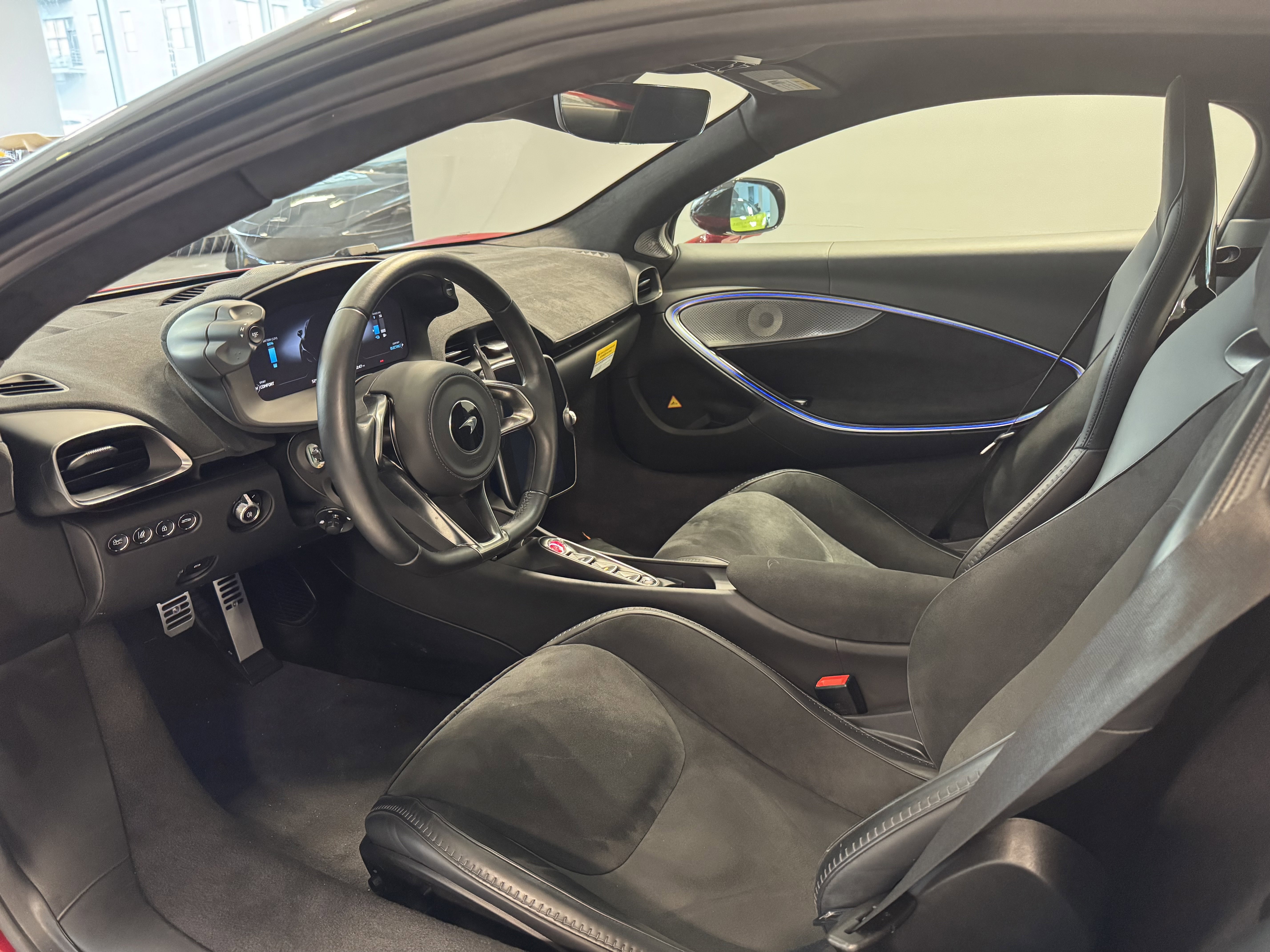 Used 2023 McLaren Artura image 8