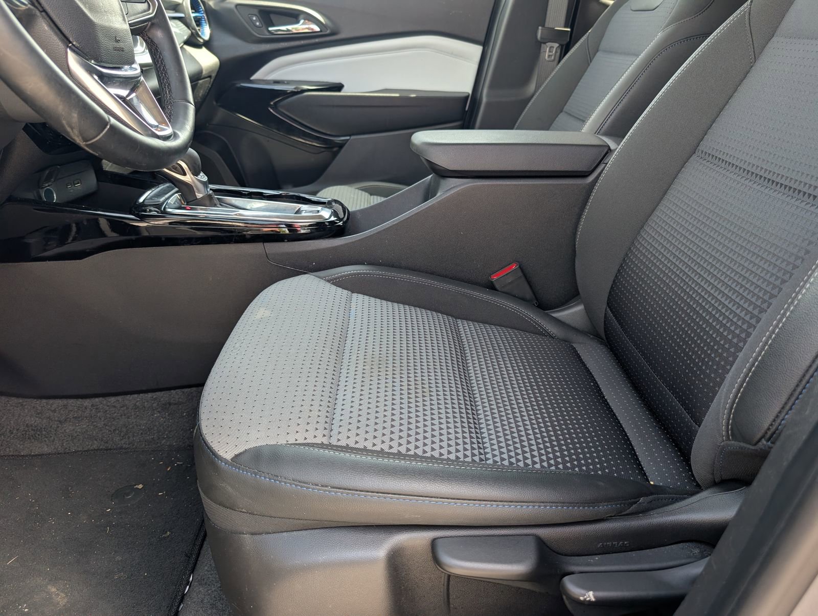 Used 2025 Chevrolet Trax LT w/ Driver Confidence Package image 6