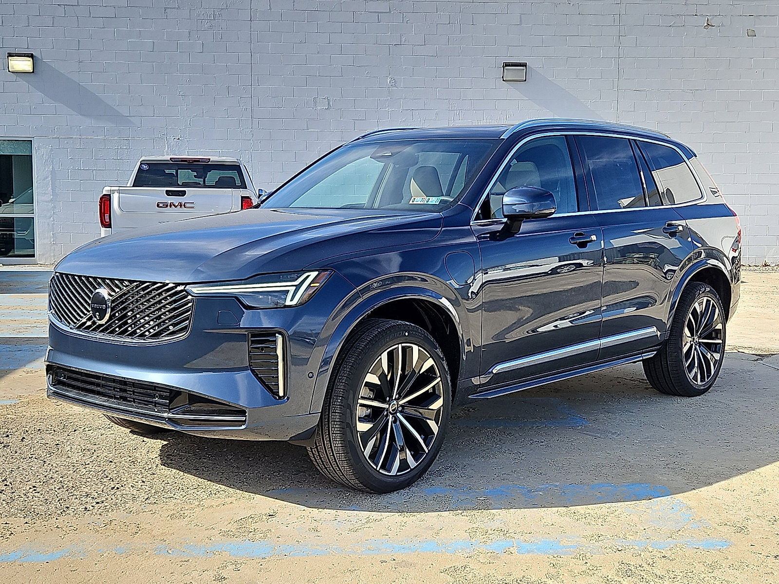 New 2026 Volvo XC90 T8 Plus w/ Protection Package Premier AWD/4WD image 3