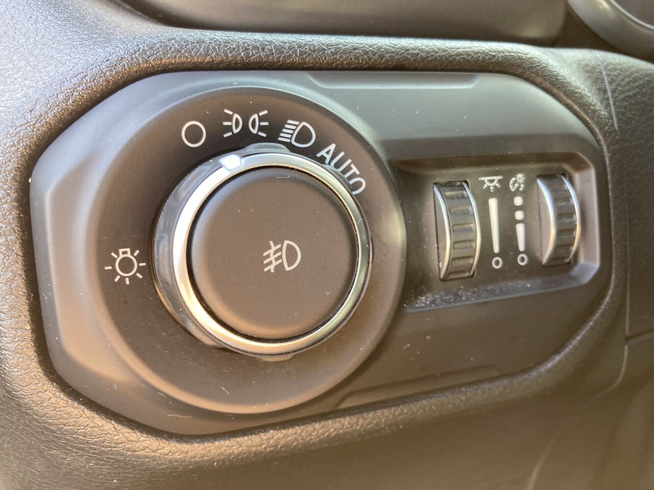 Used 2018 Jeep Wrangler Unlimited Sport S image 33