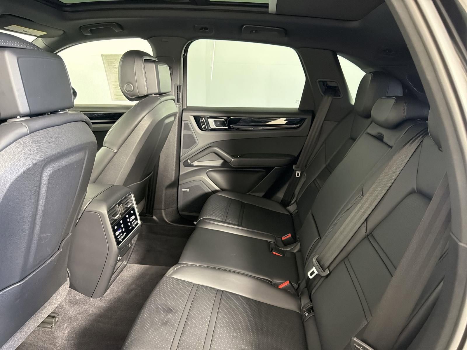 Used 2020 Porsche Cayenne S image 27