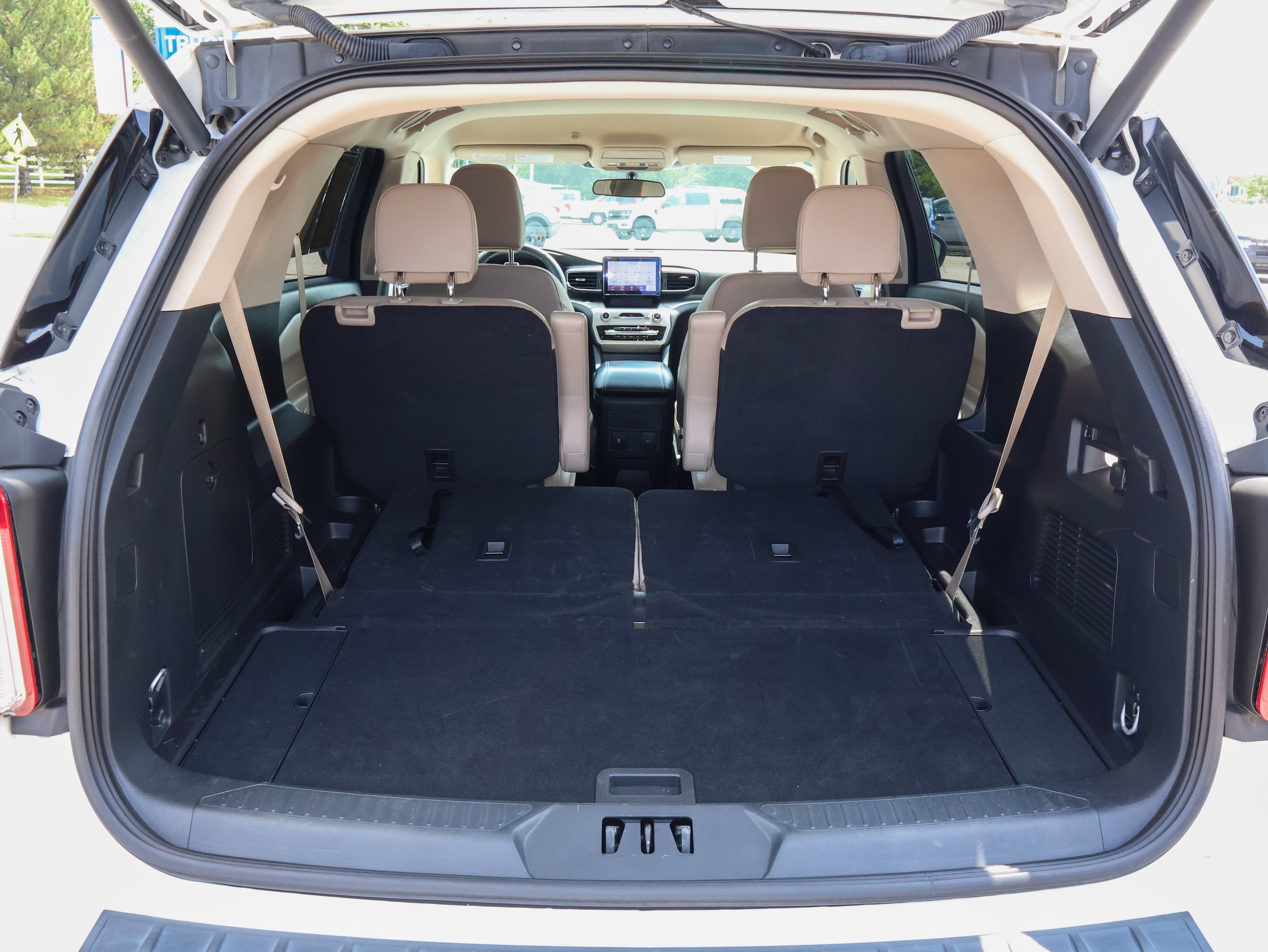 Used 2023 Ford Explorer XLT w/ Equipment Group 202A AWD/4WD image 9