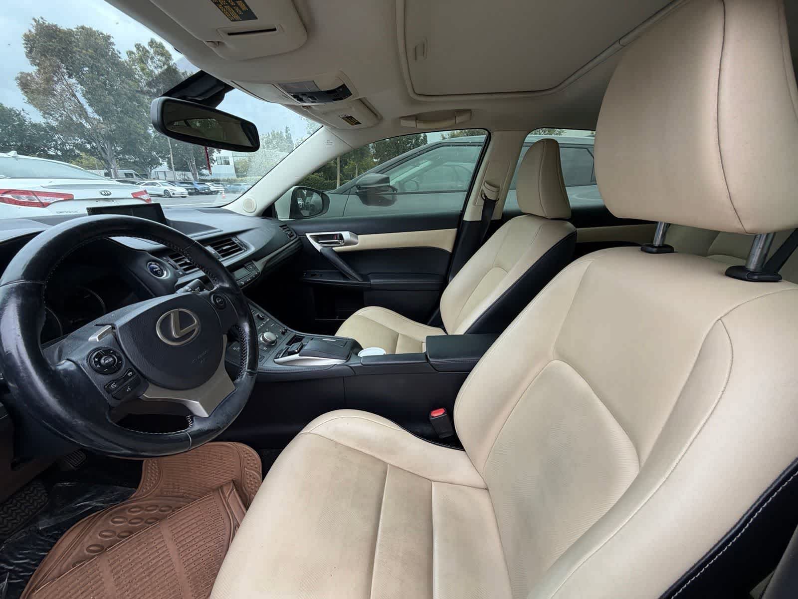 Used 2017 Lexus CT 200h w/ Navigation System Package FWD image 4