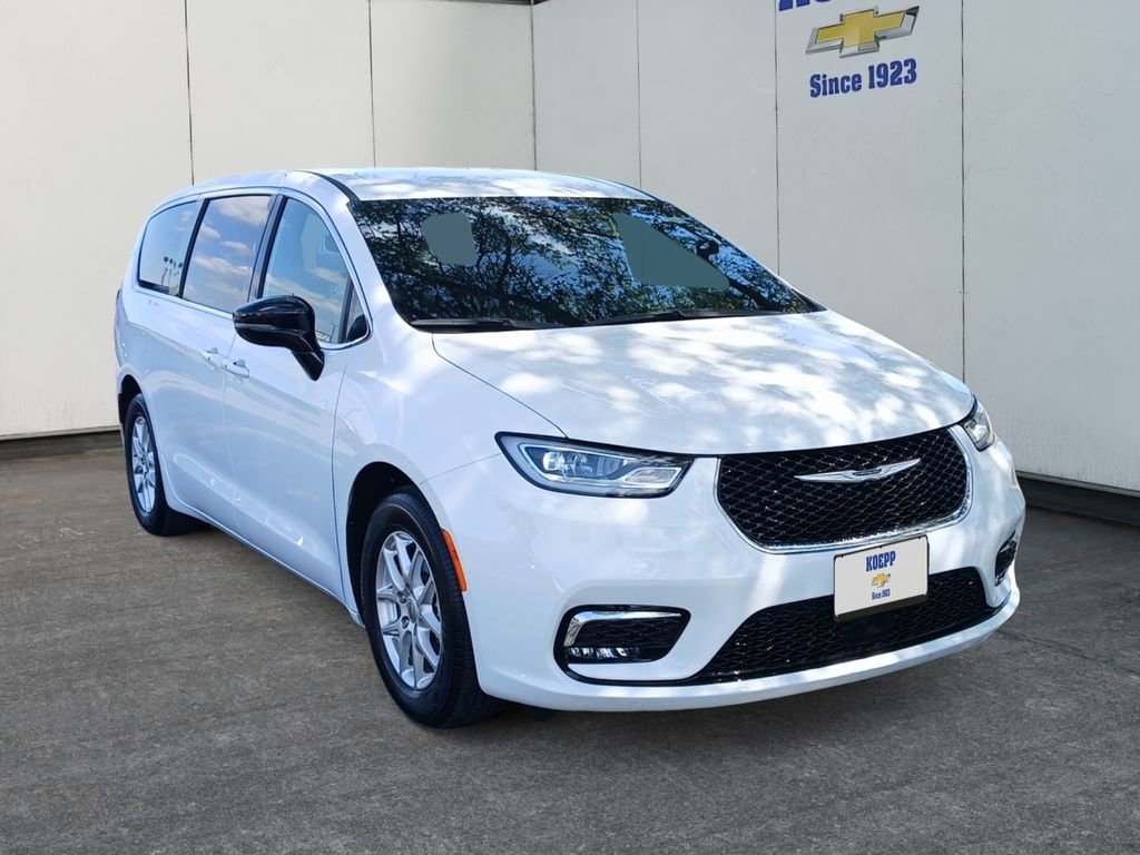 Used 2025 Chrysler Pacifica Select FWD image 7