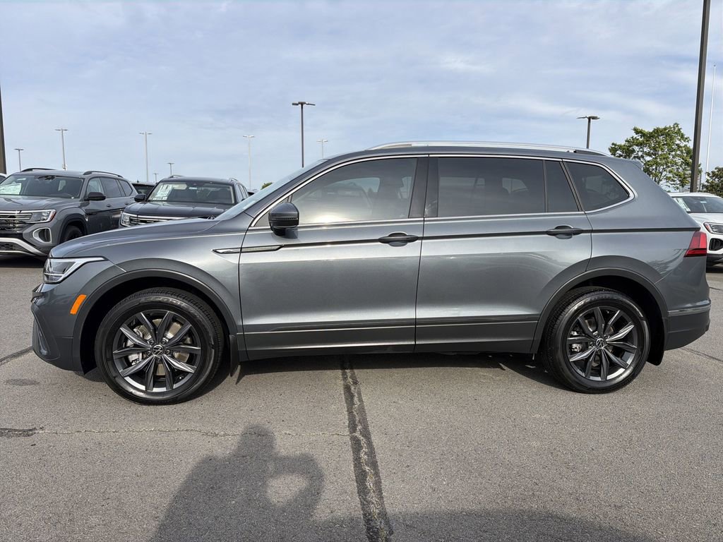 Used 2023 Volkswagen Tiguan SE FWD image 2