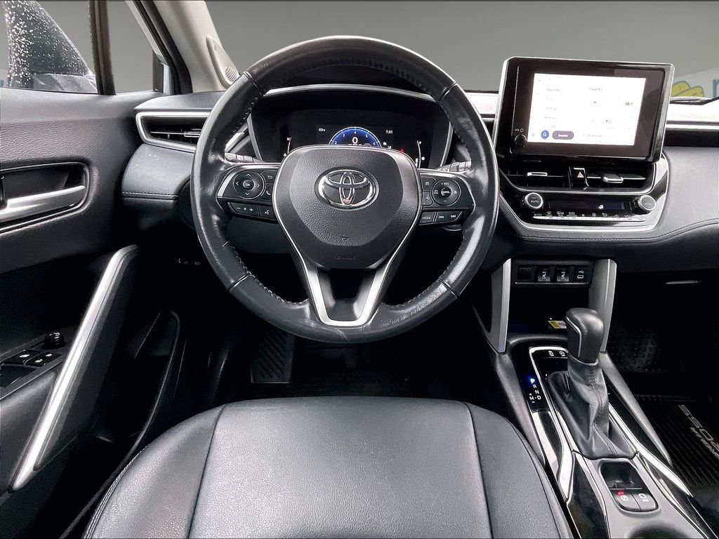 Used 2023 Toyota Corolla Cross XLE w/ Convenience Package AWD/4WD image 17