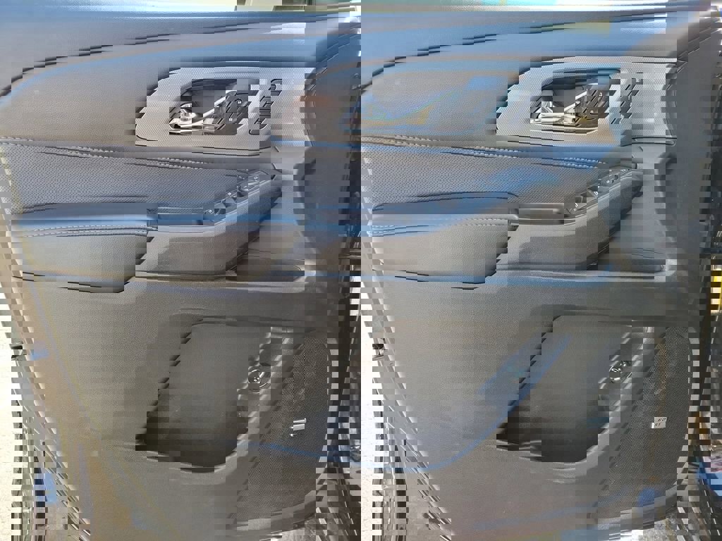 Used 2020 Chevrolet Traverse Premier w/ Redline Edition FWD image 18