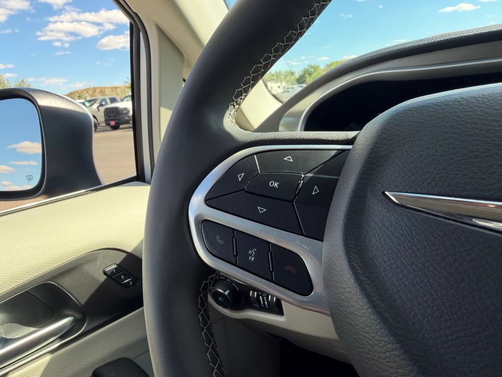 Used 2023 Chrysler Pacifica Touring-L FWD image 6