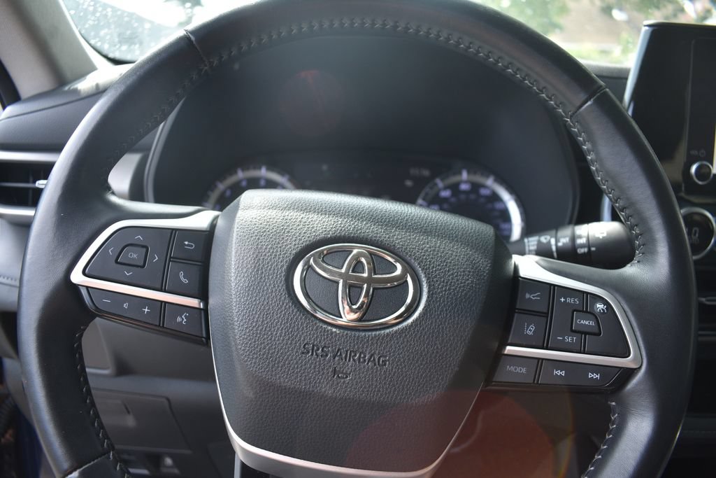 Used 2025 Toyota Highlander LE FWD image 14