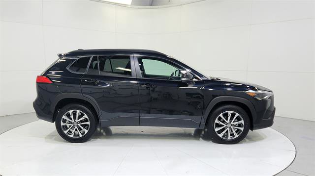 Used 2025 Toyota Corolla Cross XLE image 9