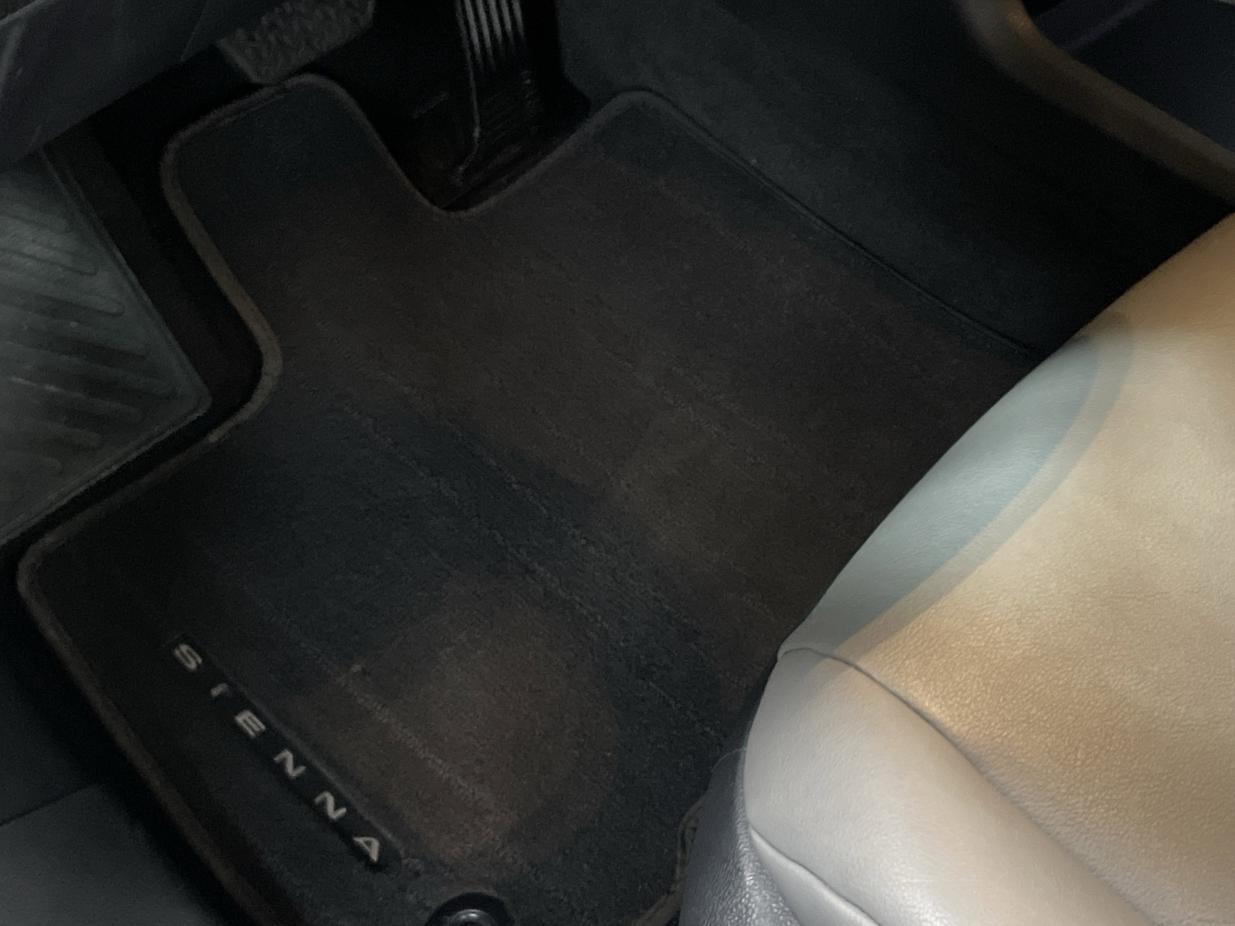 Certified 2025 Toyota Sienna XLE image 17