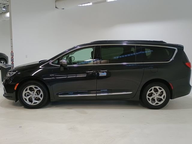 Used 2023 Chrysler Pacifica Limited FWD image 4