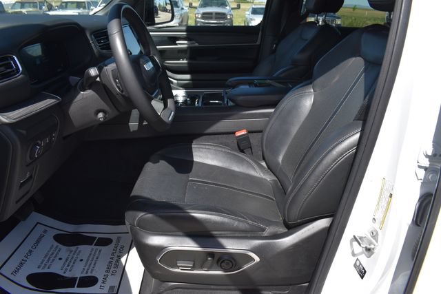 Used 2023 Jeep Wagoneer L Series II AWD/4WD image 14