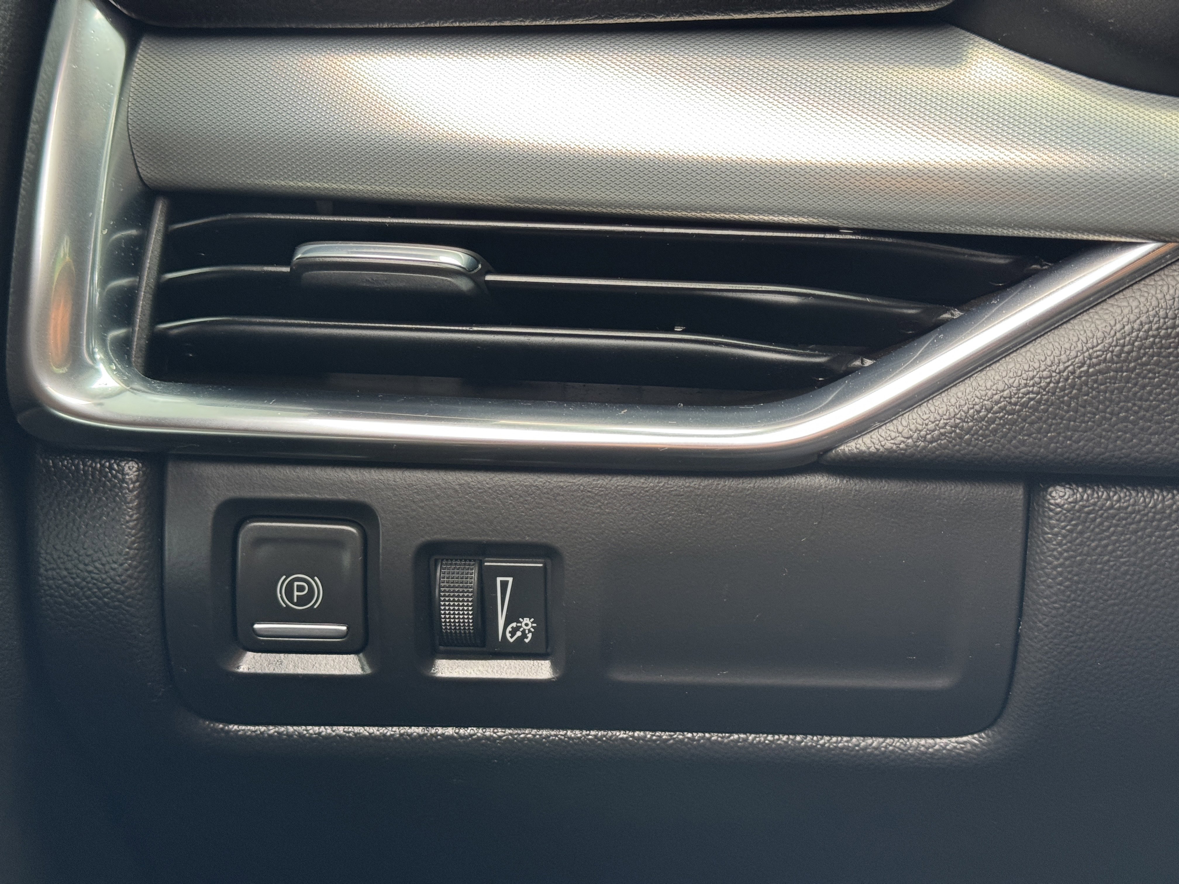 Certified 2023 Cadillac XT4 Premium Luxury AWD/4WD image 32