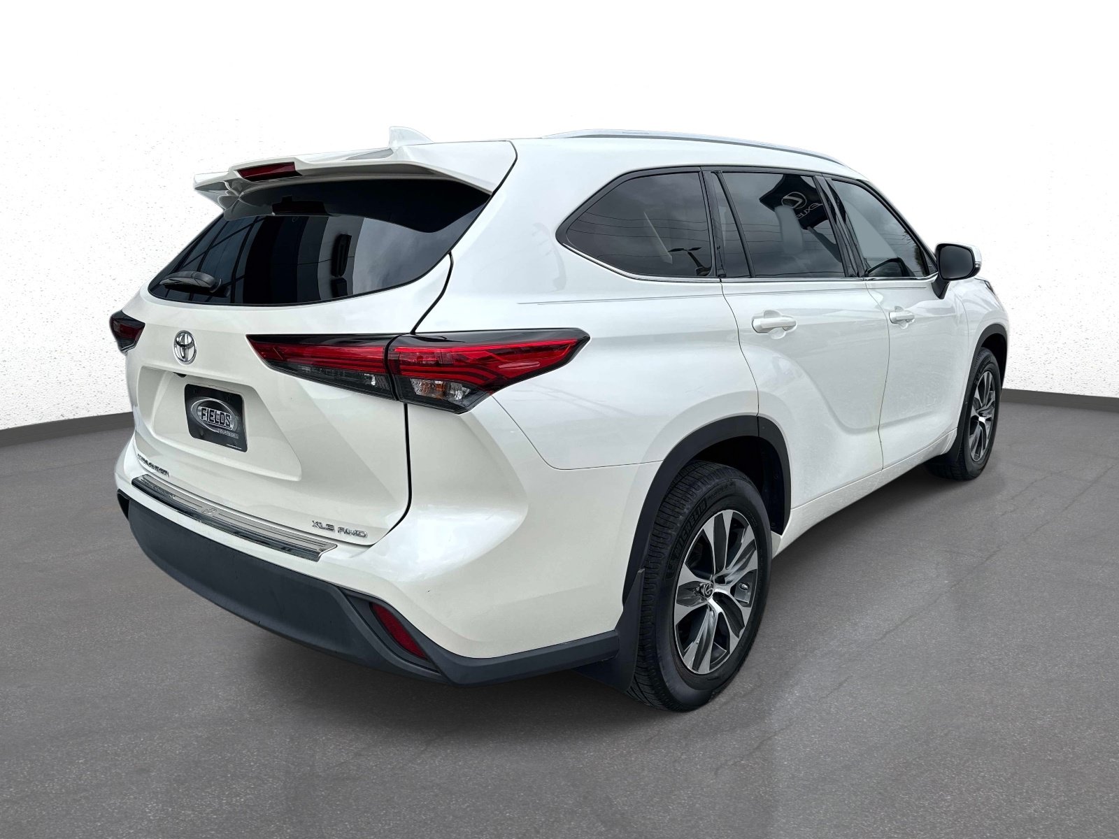 Used 2021 Toyota Highlander XLE AWD/4WD image 3