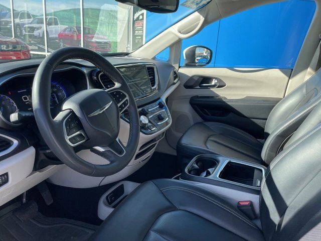 Used 2023 Chrysler Pacifica Touring-L image 6