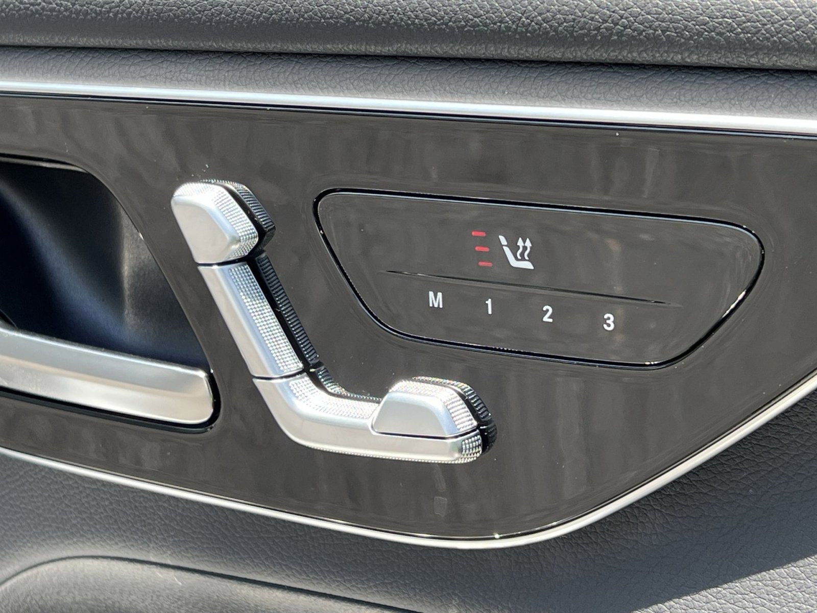 Certified 2025 Mercedes-Benz GLC 300 4MATIC image 33