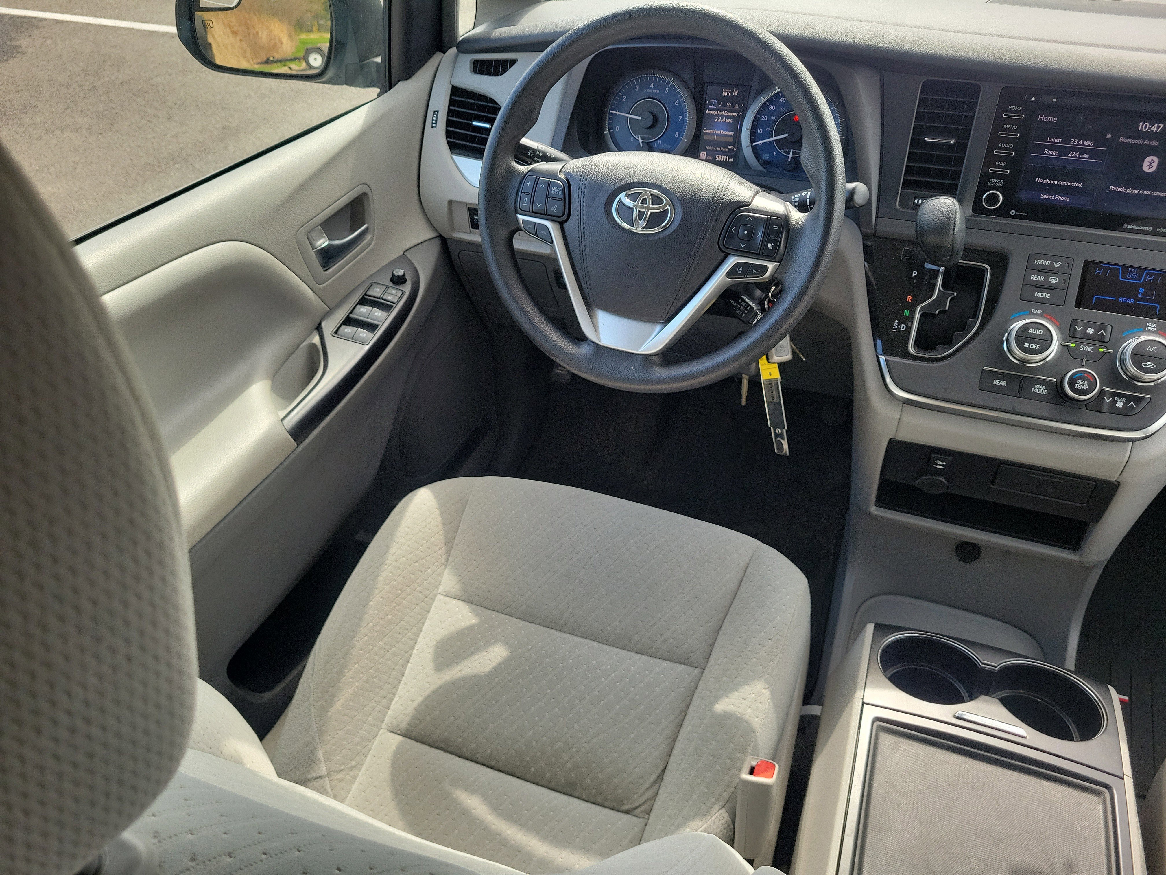 Used 2019 Toyota Sienna LE w/ Carpet Mat Package image 14