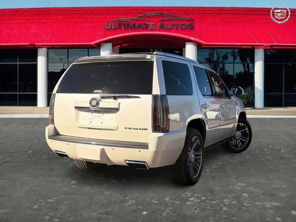 Used 2013 Cadillac Escalade Premium RWD image 3